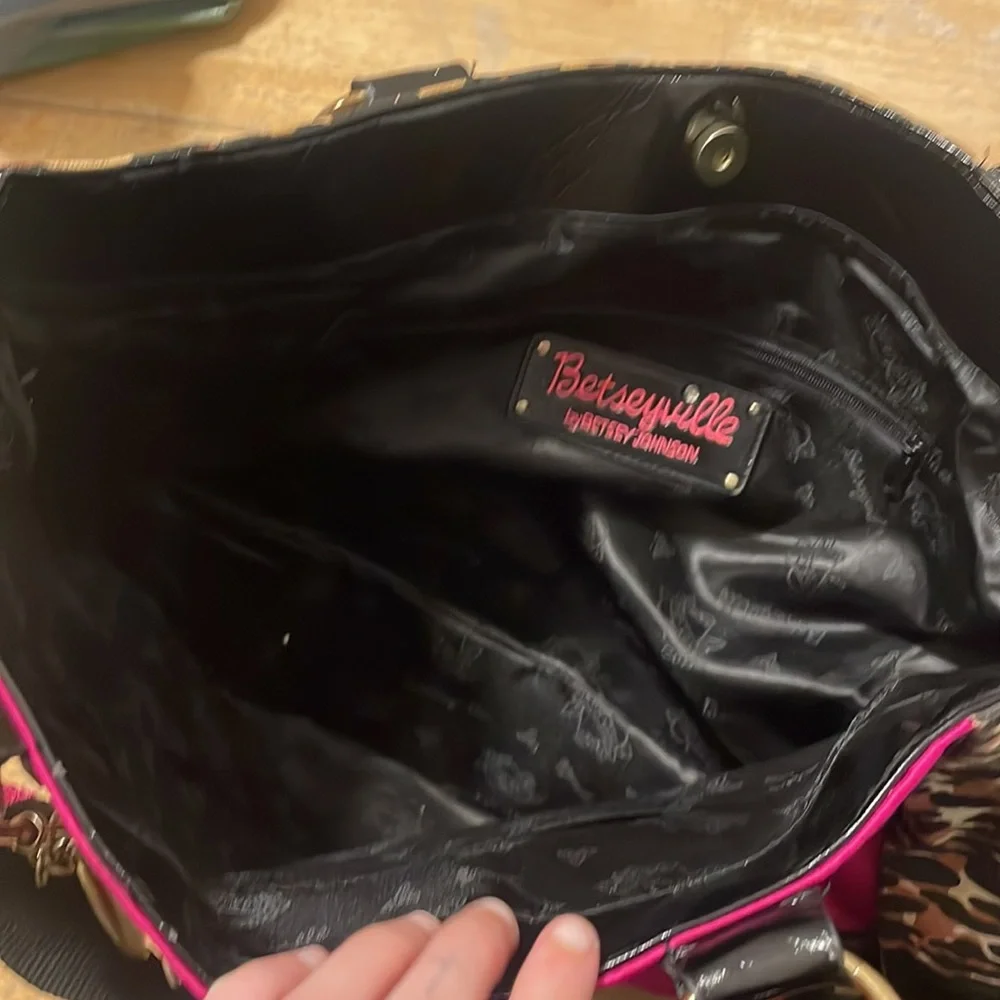 Decent size tote almost brand new barely used bag - Picture 4 of 5